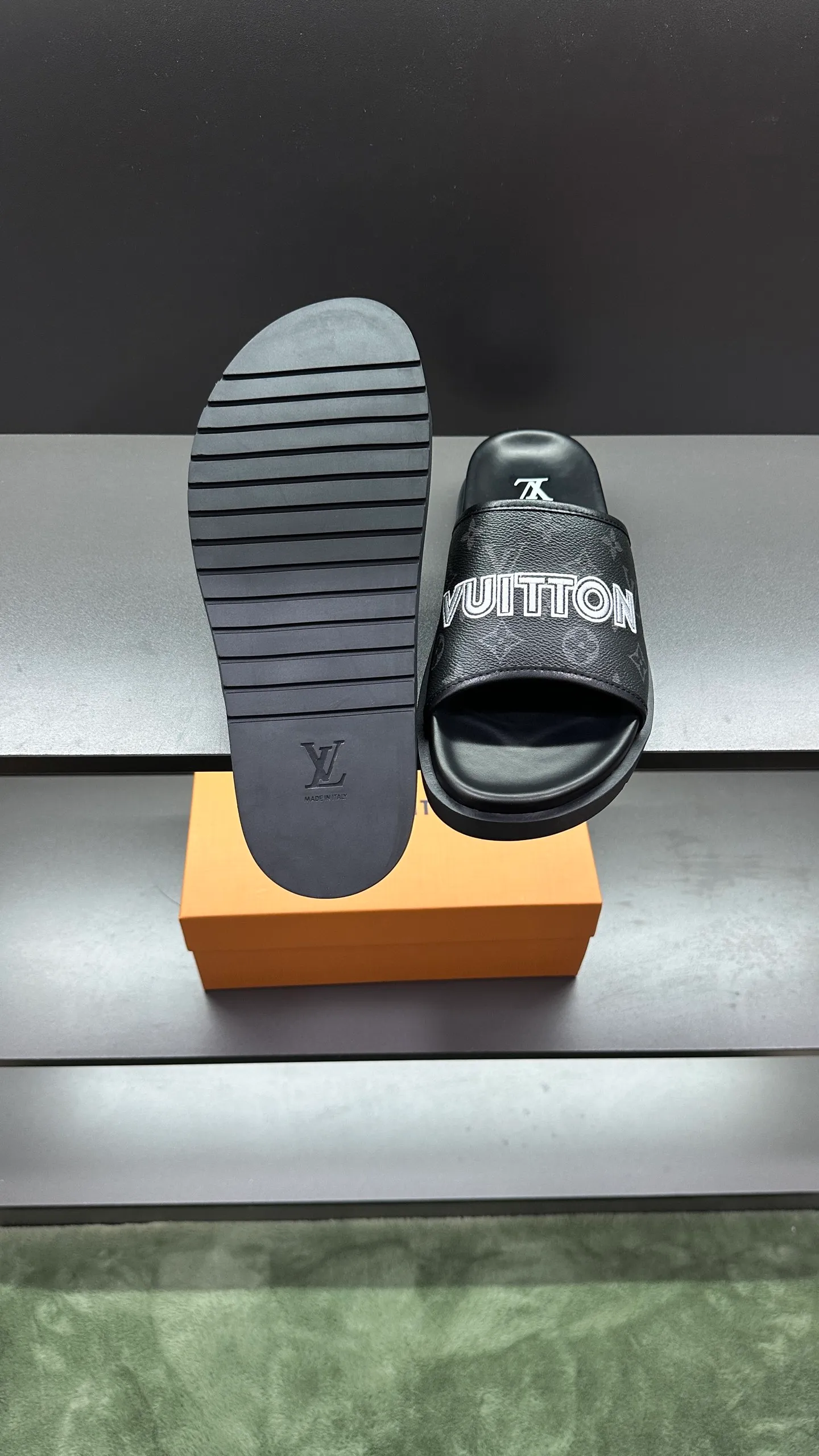 [L Home] P: 300💰Size: 38-45 Top purchasing lv men's summer slippers, classic presbyopia with soft real leather lining, unique color splicing effect, distinctive personality, fashionable and trendy essential style, light and comfortable. Lightweight and tough rubber insole, micro ridged foam outsole, super comfortable!